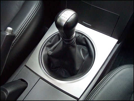 2004 Nissan Maxima SE 6-spd shifter (Photo: Trevor Hofmann, Canadian Auto Press)