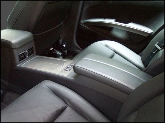 2004 Nissan Maxima SE rear console (Photo: Trevor Hofmann, Canadian Auto Press)