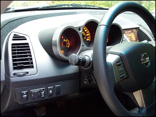 2004 Nissan Maxima interior details (Photo: Trevor Hofmann, Canadian Auto Press)