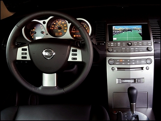 2004 Nissan Maxima SE cockpit (Photo: Nissan)