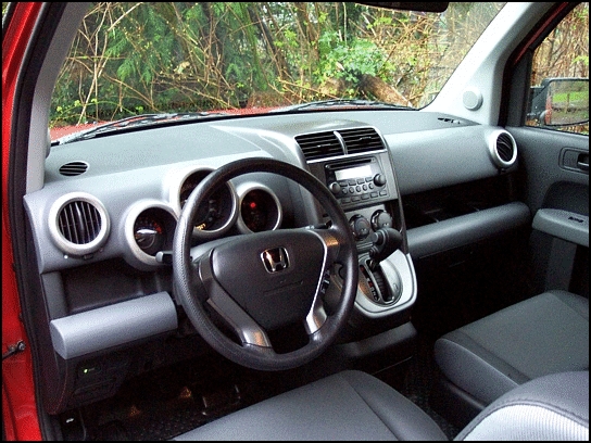 Element dash with auto transmission (Photo: Trevor Hofmann, Canadian Auto Press)