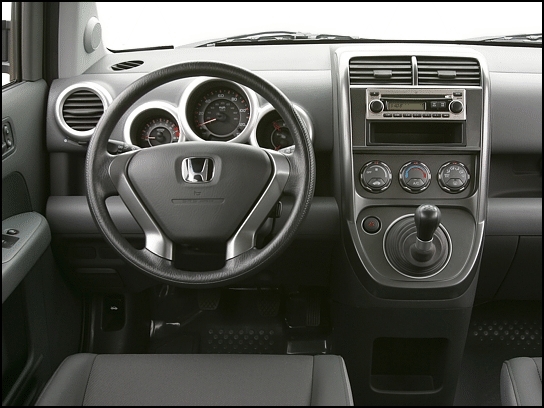 Element dash with manual shifter (Photo: Trevor Hofmann, Canadian Auto Press)