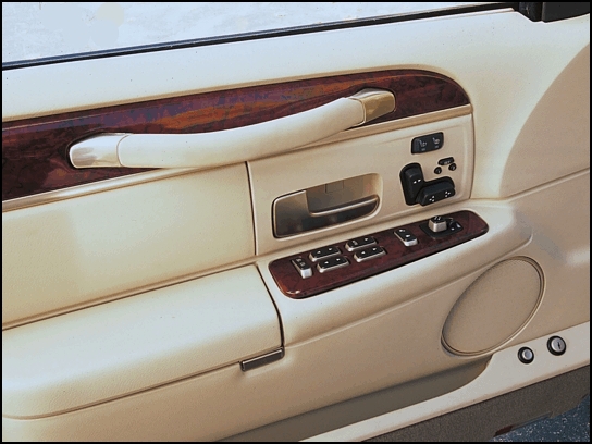 2003 Lincoln Town Car Cartier L (Photo: Ford)