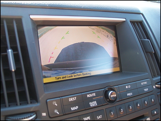 2004 Infiniti FX reverse camera (Photo: Trevor Hofmann, Canadian Auto Press)