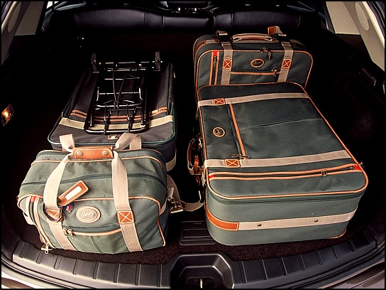 2004 Infiniti FX rear storage (Photo: Trevor Hofmann, Canadian Auto Press)