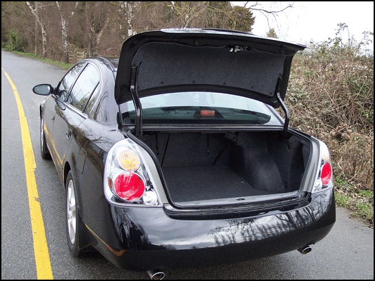 2003 Nissan Altima SE (Photo: Trevor Hofmann, Canadian Auto Press)