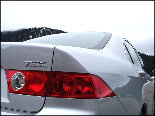 2004 Acura TSX (Photo: Trevor Hofmann, Canadian Auto Press)