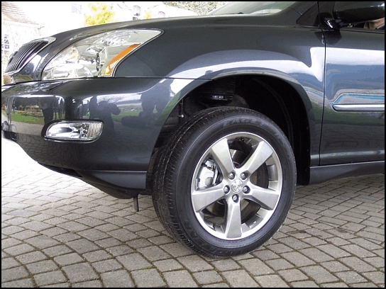 2004 Lexus RX 330 (Photo: Trevor Hofmann, Canadian Auto Press)